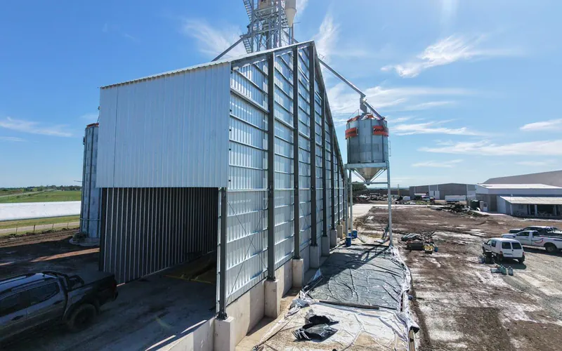 Galpón metálico para acopio de granos junto a silos