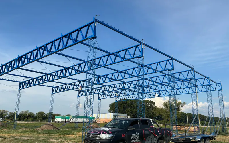 Estructura metálica reticulada en montaje para uso industrial