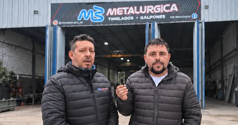 Basilio Solís y Maximiliano Rodríguez, fundadores de MB Metalúrgica, frente a la planta